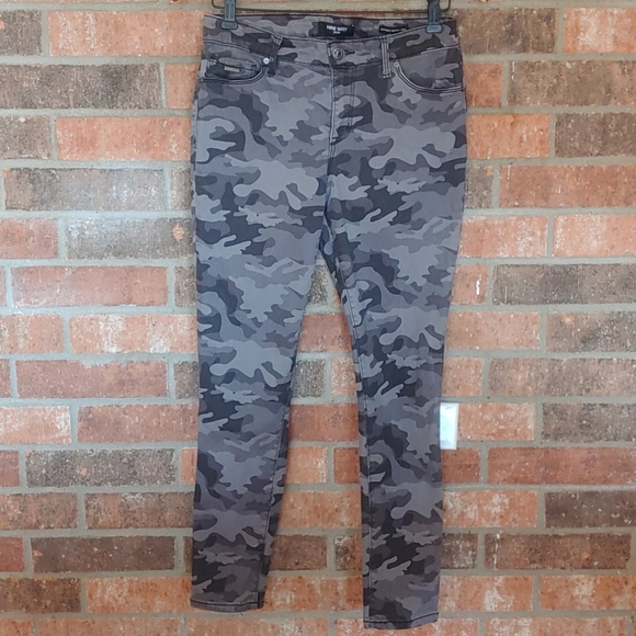 Nine West Denim - NINE WEST CAMO GRAMERCY SKINNY SIZE 4
